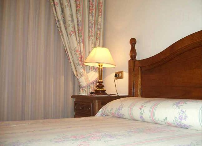 Hostal Las Coronas Sos del Rey Católico Chambre photo