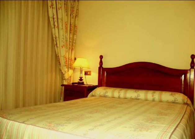 Hostal Las Coronas Sos del Rey Católico Chambre photo